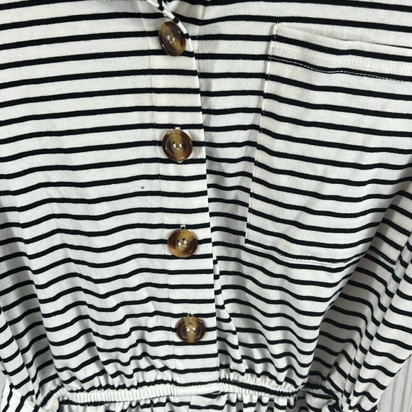 NWOT Romper with Pockets on side - Picture 3 of 4